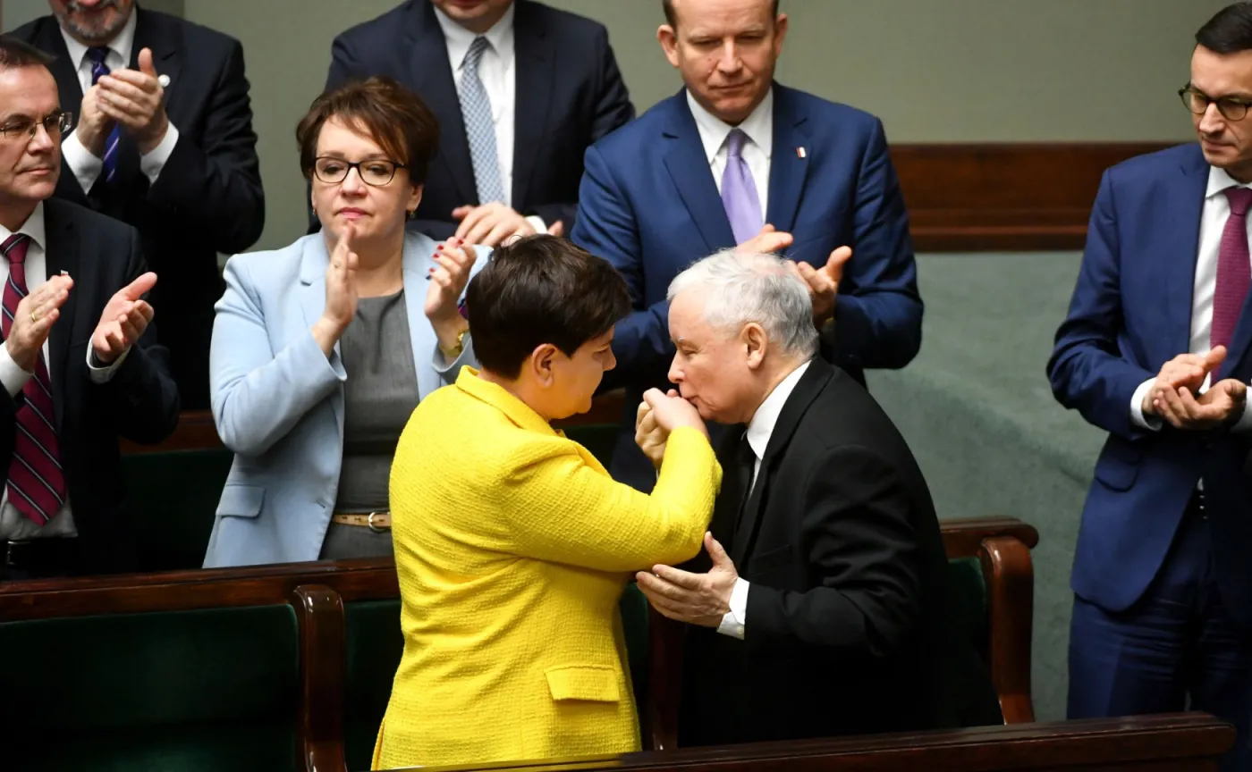 Reżyseria: Jarosław Kaczyński. Rządową strategią prezesa jest utrzymywanie niepewności