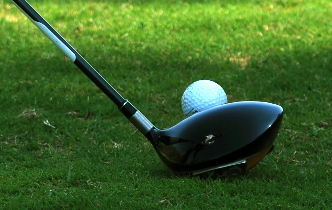 Komisja Europejska bada, jak pozbawić lotniska i pola golfowe rolniczych dopłat