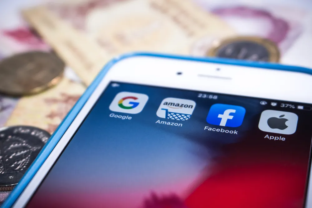 Naprawianie internetu: Giganci technologiczni nie mogą dłużej sami siebie nadzorować. Ale kto i jak narzuci im ograniczenia?