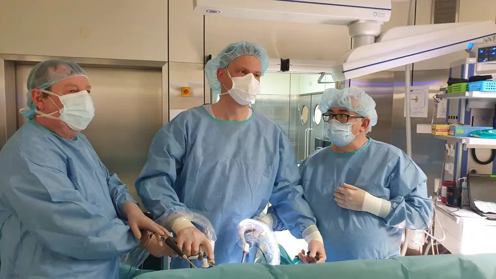 Zespół lekarski przy operacji bariatrycznej. Od lewej: lek. Krzysztof Malka, specjalista chirurgii ogólnej; dr n. med. Paweł Szymański, specjalista chirurgii ogólnej, chirurg bariatra; dr n. med. Stanisław Leśniak specjalista chirurgii ogólnej i naczyniowej, chirurg bariatrav