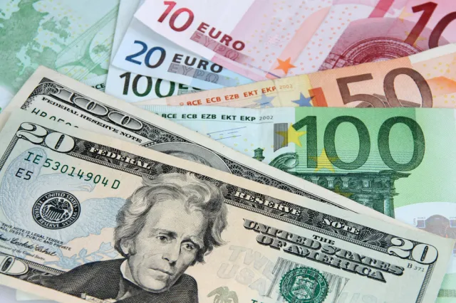 Większa zmienność na rynkach walutowych po komunikacie Fed