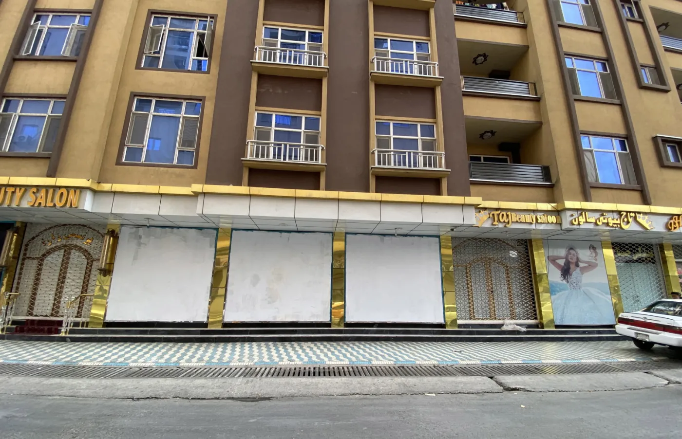 W Kabulu niszczone są wizerunki kobiet