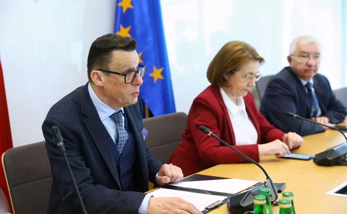 Ast zamknął posiedzenie komisji, która miała zająć się tzw. aferą hejterską. Osoby nieuprawnione na posiedzeniu