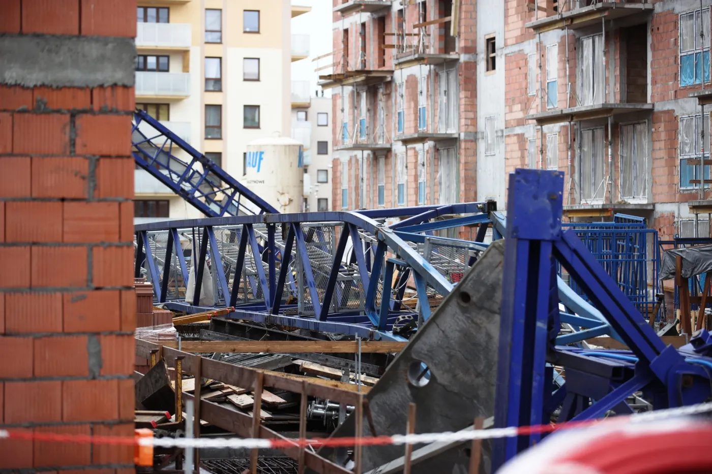 Kraków: Na placu budowy z powodu silnego wiatru przewrócił się żuraw. Są poszkodowani