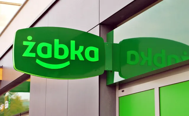 Zakaz handlu dziurawy jak sito. Żabki otwarte w niedziele legalnie