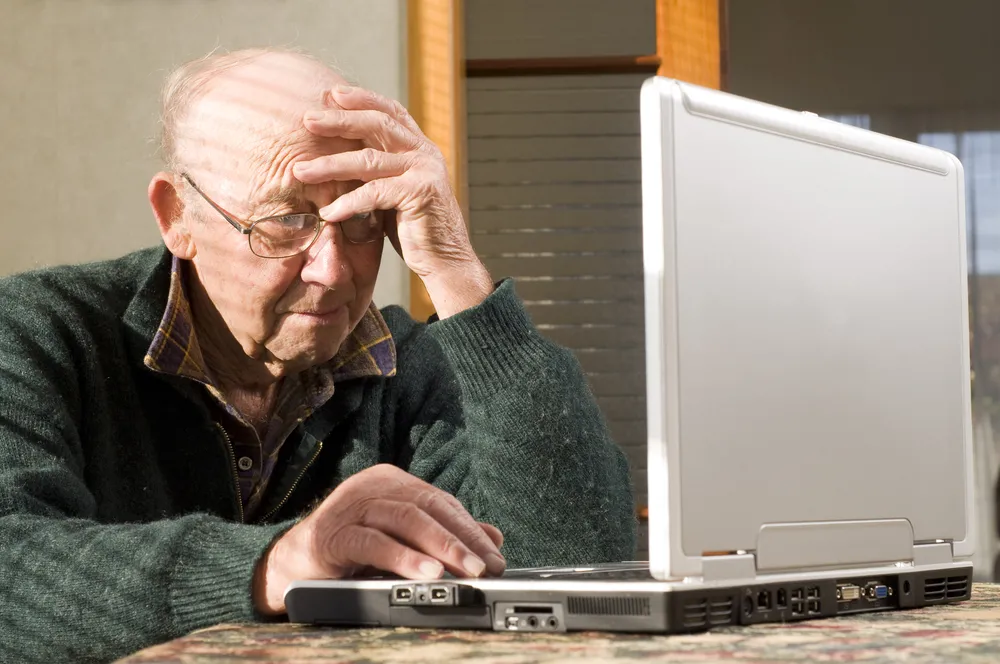 Teleporady, internetowe zapisy na szczepienia. Życie seniorów w czasie pandemii stanęło na głowie