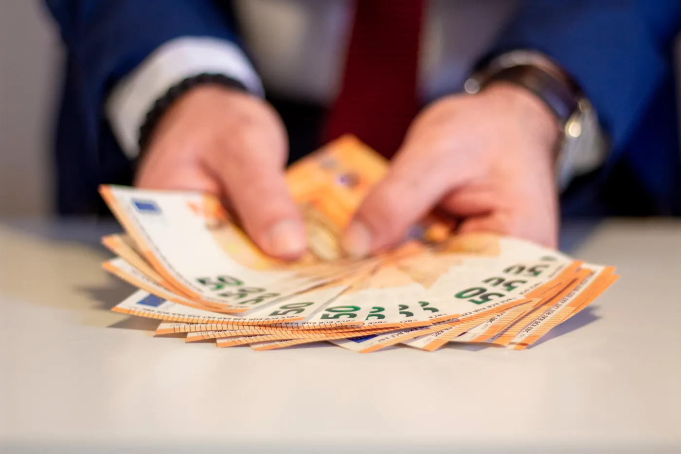 Jaki kurs euro? Złoty traci do dwóch walut