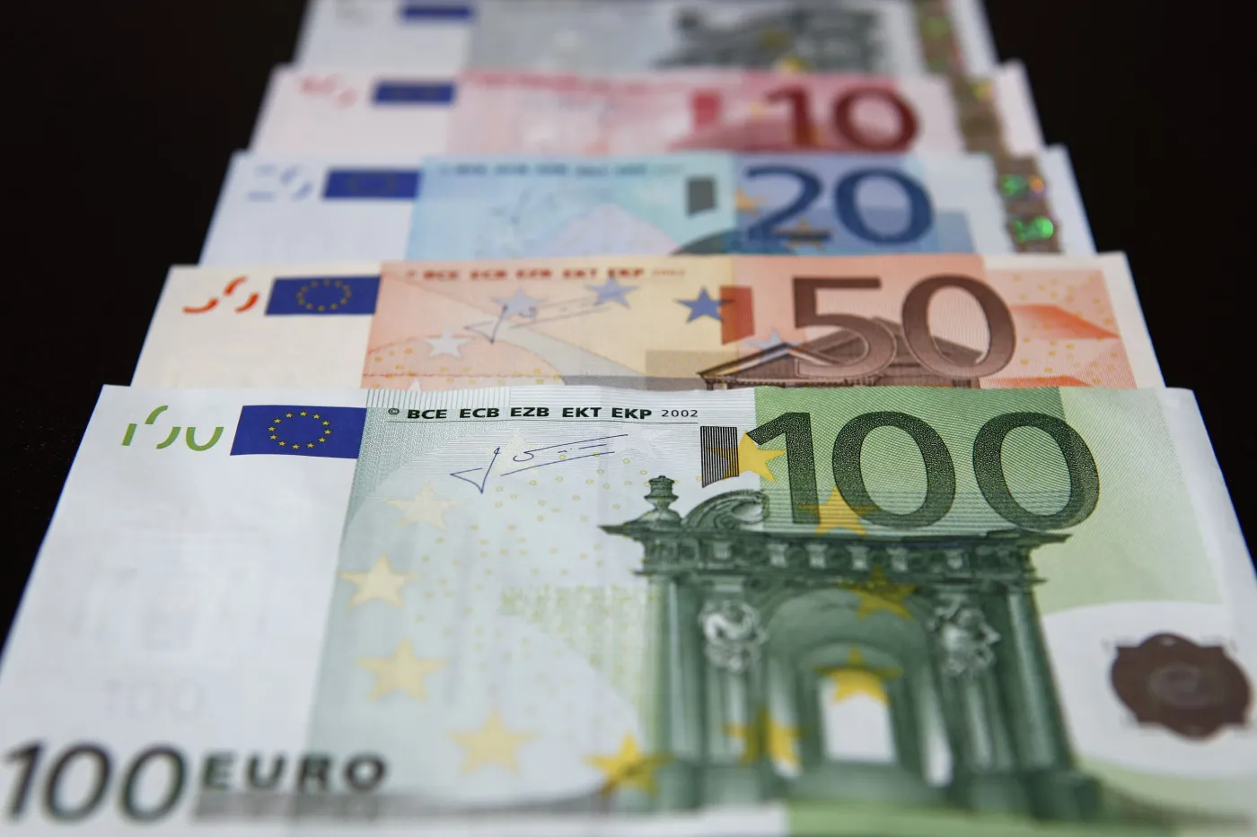 Sondaż: Według 62,9 proc. respondentów nowy rząd KO, Trzeciej Drogi i Lewicy nie powinien dążyć do wprowadzenia w Polsce euro