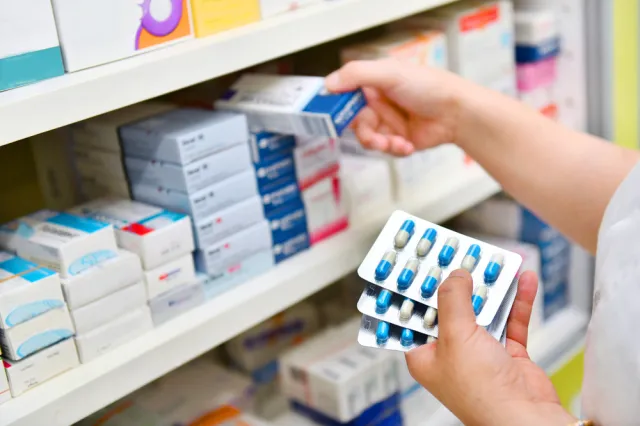 Rząd koryguje przepisy sanitarne. 1,5 metra między stanowiskami pracy, wyjątki w "godzinach dla seniora"