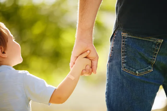 Babciowe tylko dla obojga pracujących rodziców? Jest furtka dla samotnie wychowujących