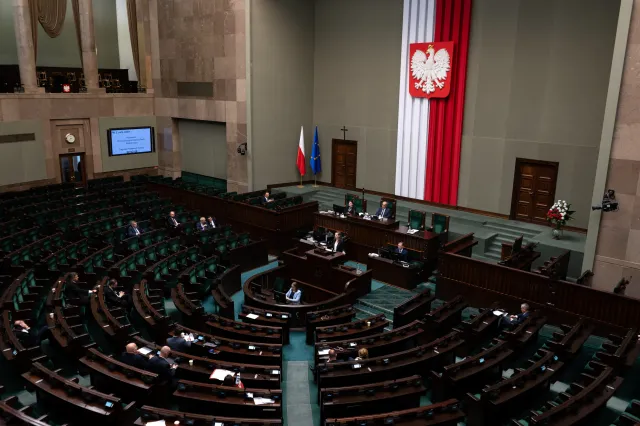 Sejm 7 października 2025: zakaz hodowli zwierząt na futra, kary za patostreaming [NA ŻYWO]