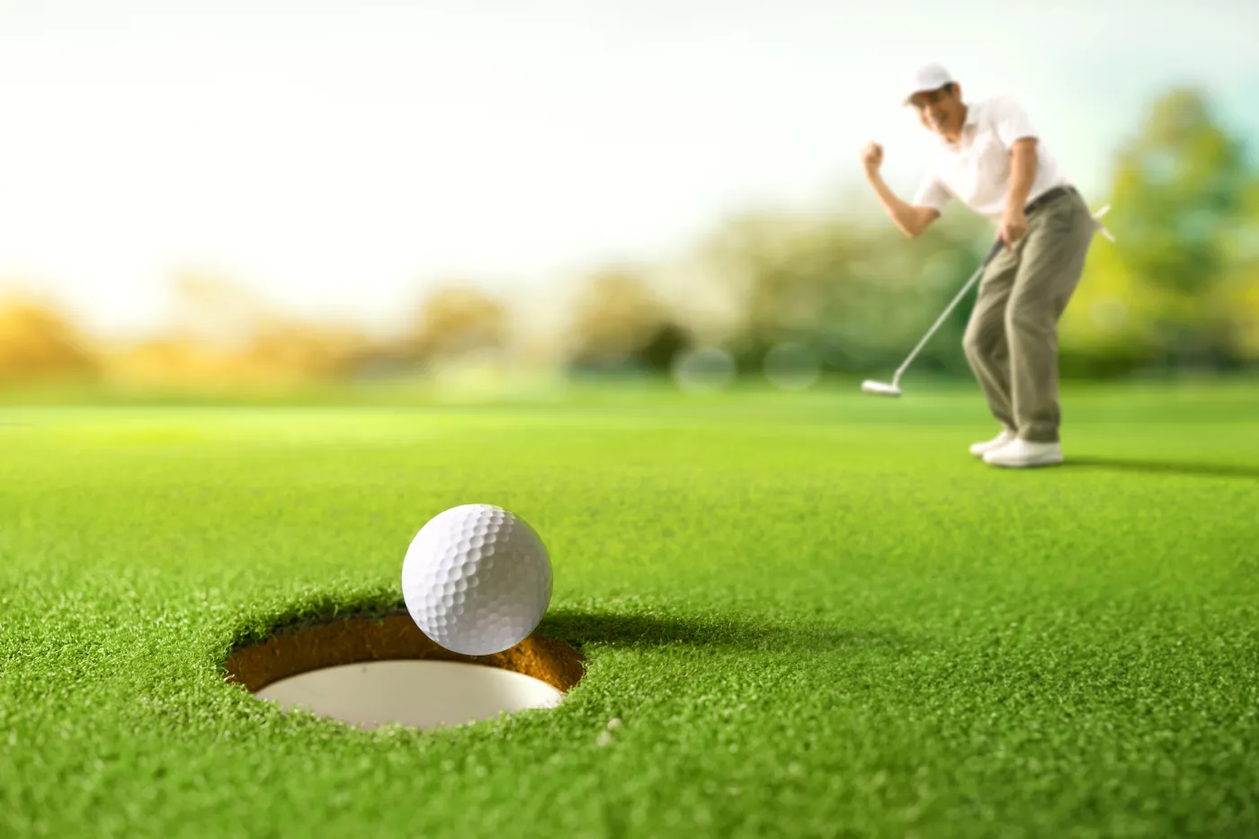 Dlaczego piłka golfowa wypada z dołka? Odkrycie naukowców z Bristolu to prawdziwy majstersztyk