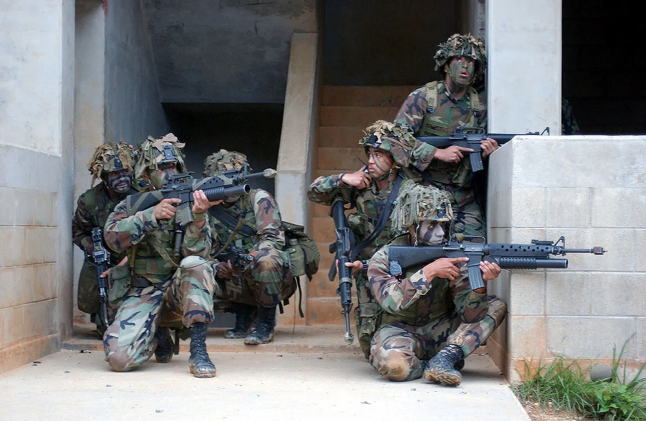 Marines oddali strzały w kierunku tłumu szturmującego w konsulat USA. Nie żyje 10 osób