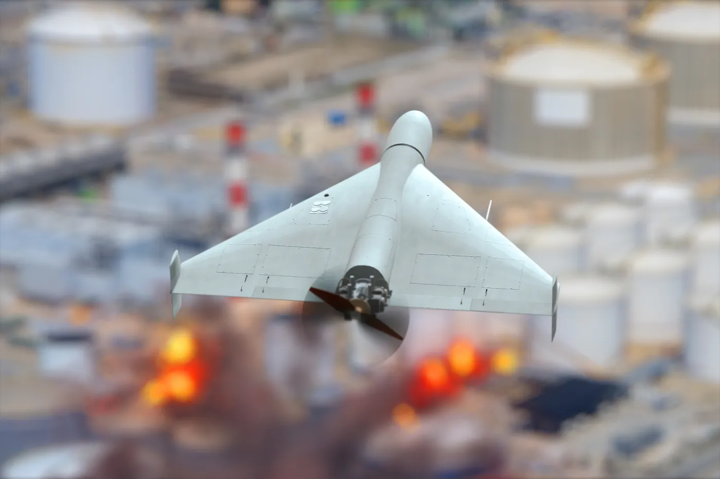 Dron wojskowy lecący nad infrastrukturą.