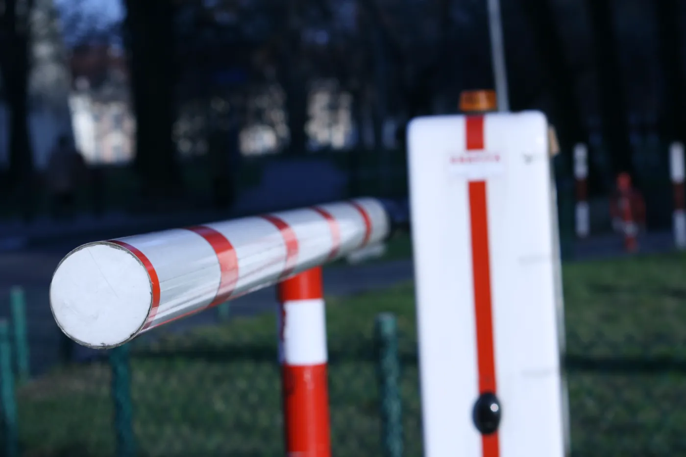 Zatrzymanym celnikom prokurator postawił zarzuty wielokrotnego przyjmowania łapówek w zamian za przyśpieszanie odpraw celnych bądź przepuszczanie towarów przez granicę bez kontroli. 