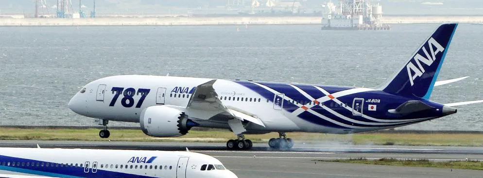 Należący do japońskich linii lotniczych ANA, Boeing 787 przylatuje do Tokio