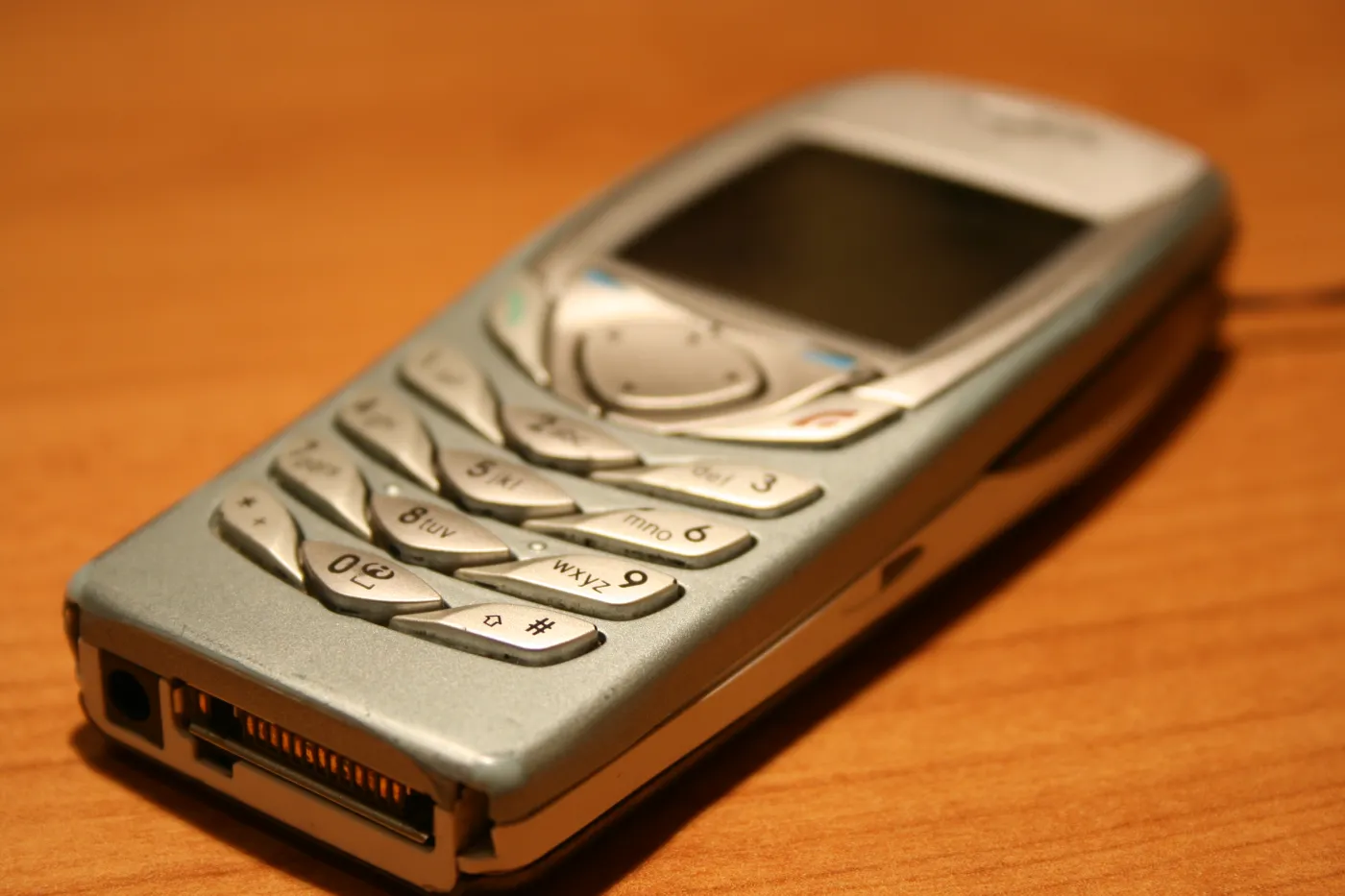 W Polsce przybywa telefonów komórkowych, a ubywa stacjonarnych