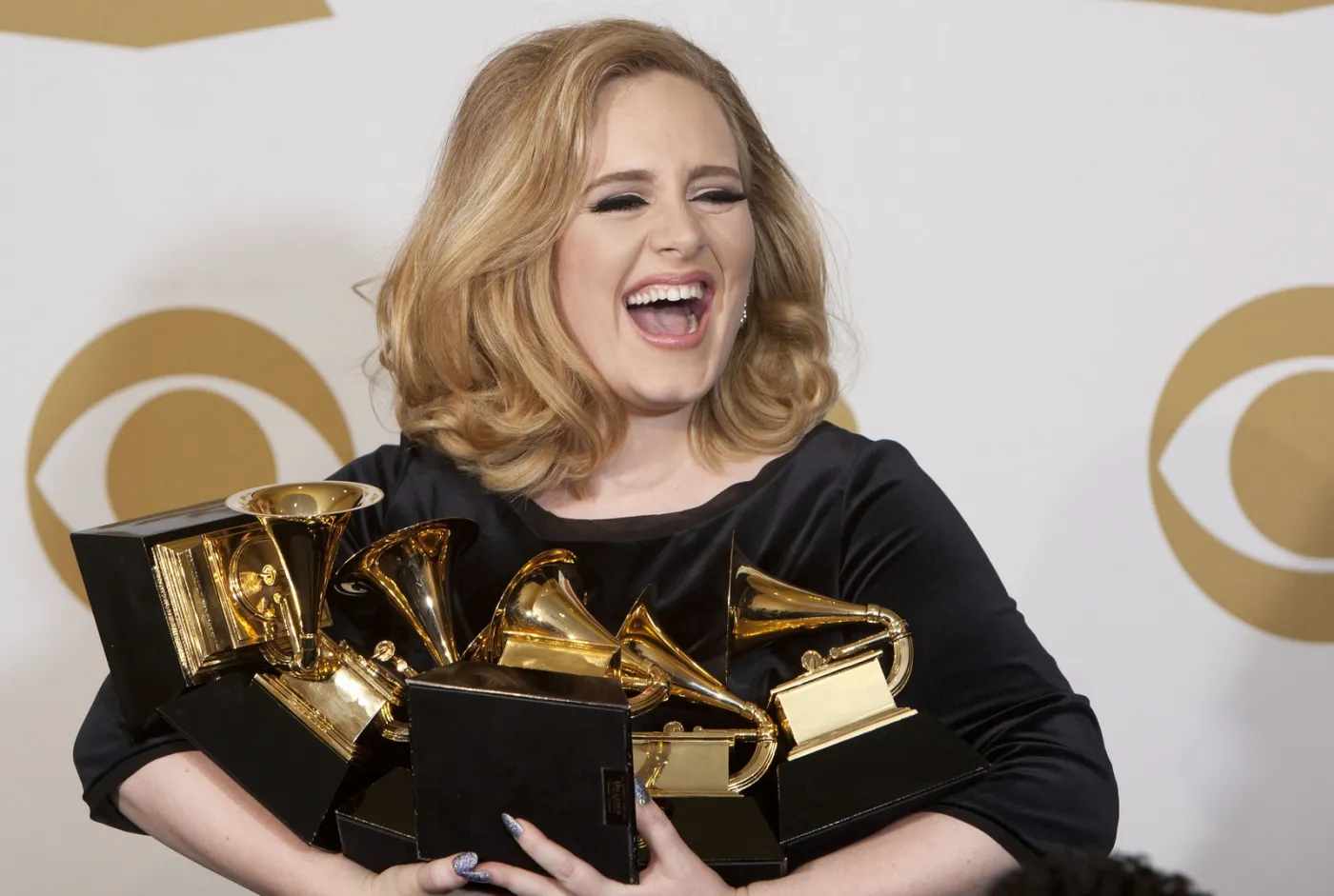 Adele wyprzedza Oasis na liście bestsellerów