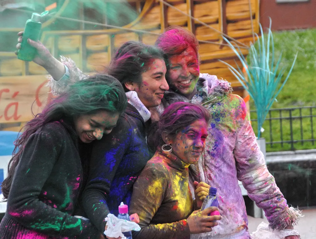 1252497-holi.jpg