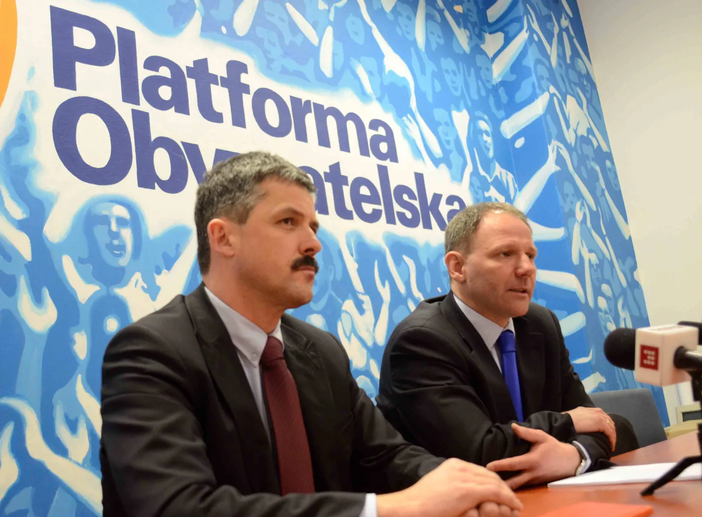 Przewodniczący dolnośląskiej PO europoseł Jacek Protasiewicz i prezydent Wałbrzycha Piotr Kruczkowski podczas konferencji prasowej we Wrocławiu. Zarząd dolnośląskiej PO rozwiązał w sobotę struktury partii w Wałbrzychu. Decyzja jest związana z prowadzonym śledztwem ws. korupcji wyborczej w Wałbrzychu. Fot. PAP/Grzegorz Hawałej