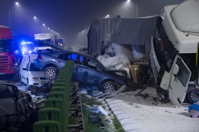 Karambol 11 samochodów. Trzy osoby nie żyją