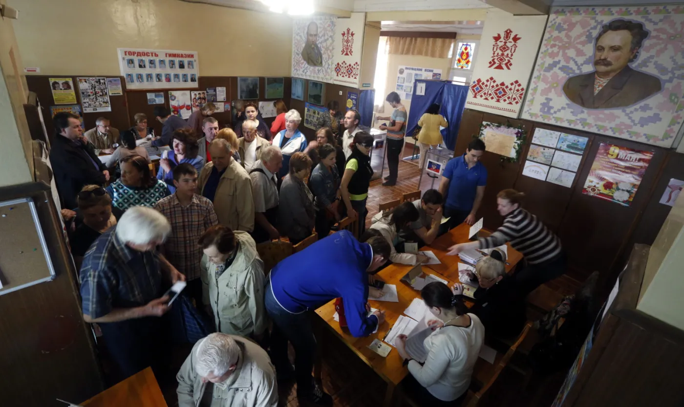 Bez spisu wyborców i z wypełnionymi kartami do głosowania. Rozpoczęło się referendum w Donbasie