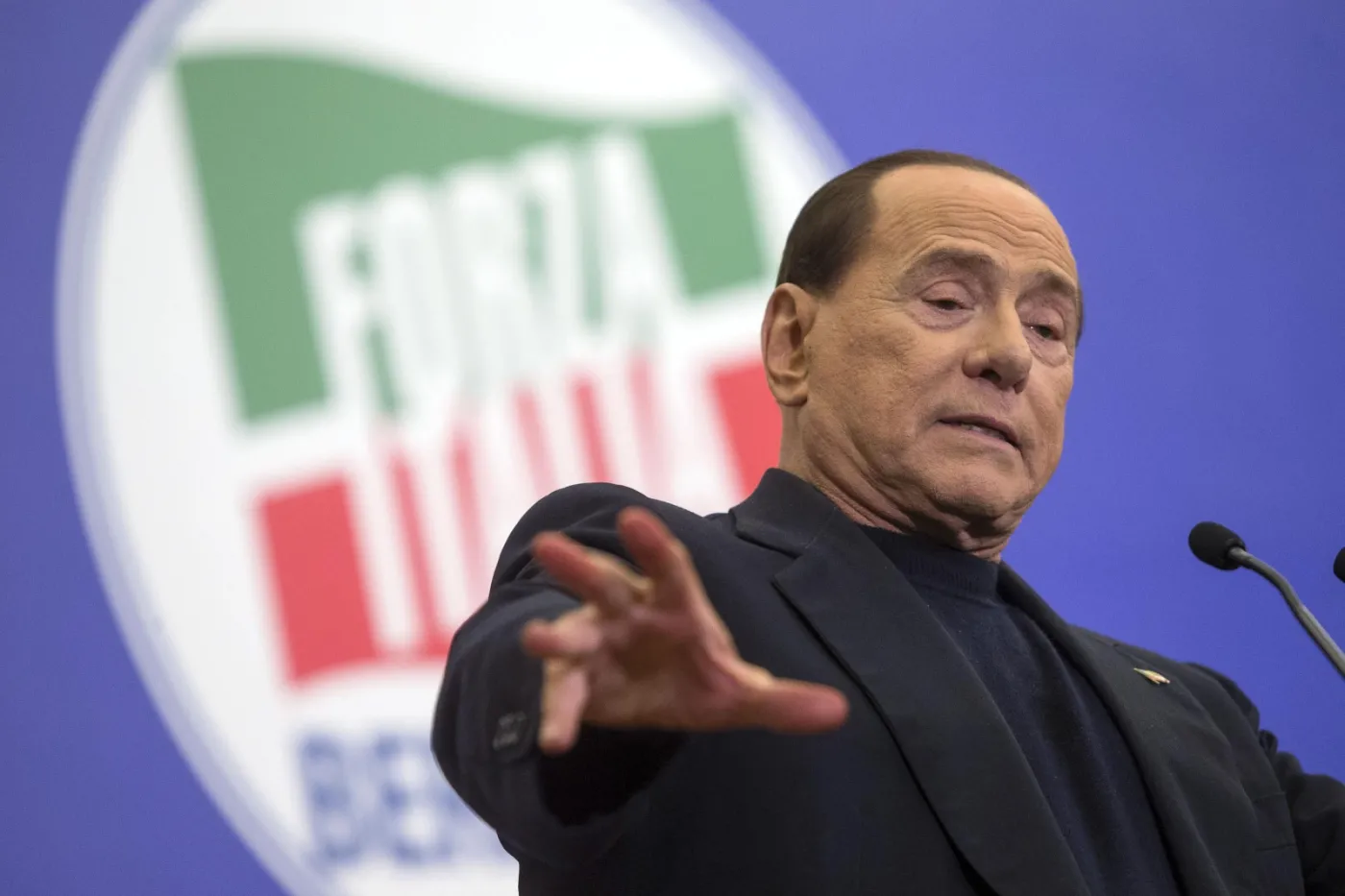 Włochy: Berlusconi porównuje się do papieża
