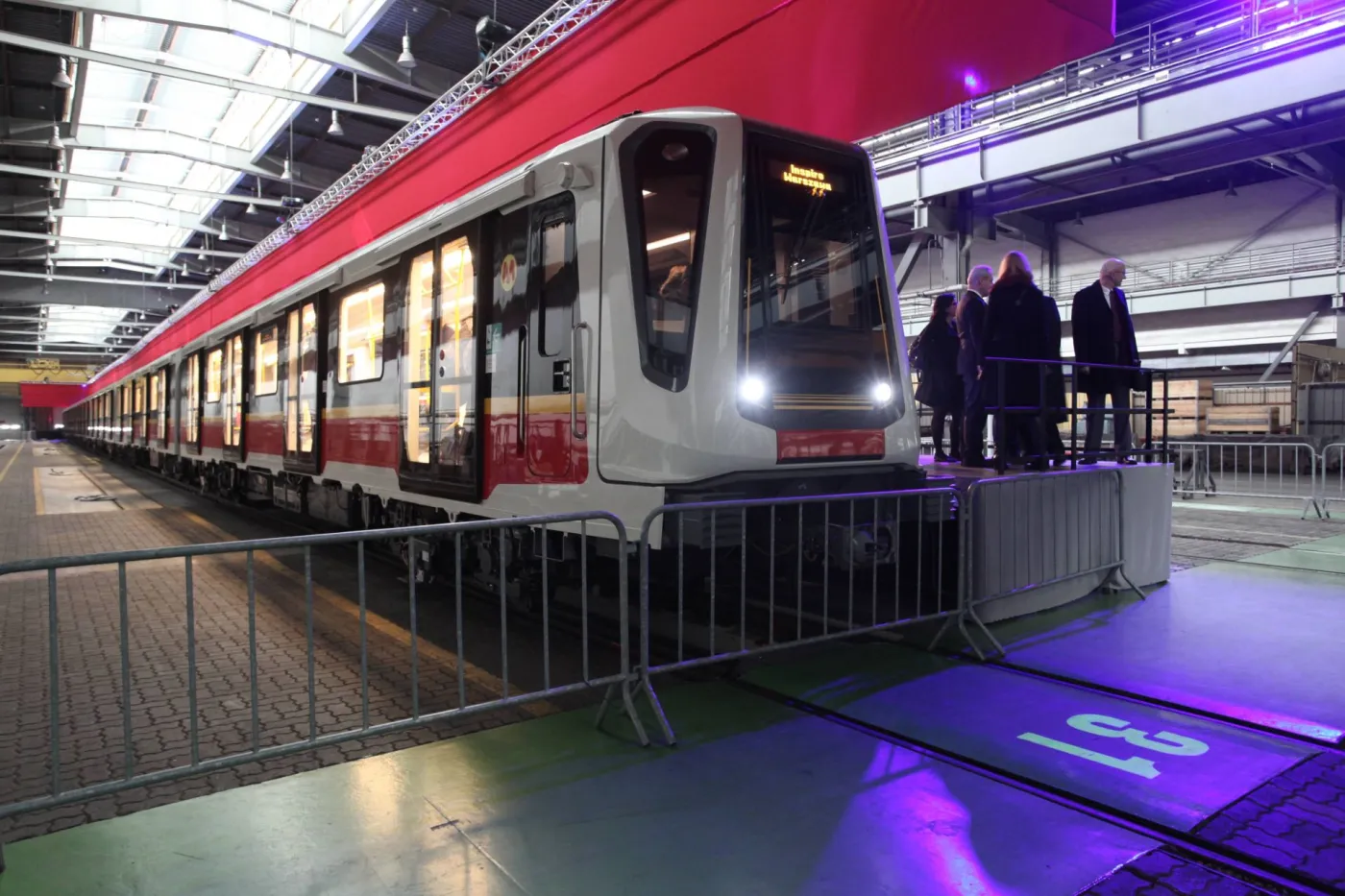 35 nowych pociągów dla Metra Warszawskiego. Pierwszy dotarł do stolicy