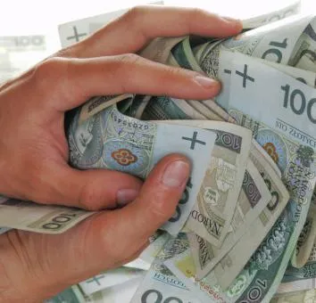 Darowizna czy pożyczka? Jak przekazać pieniądze najbliższym bez podatku