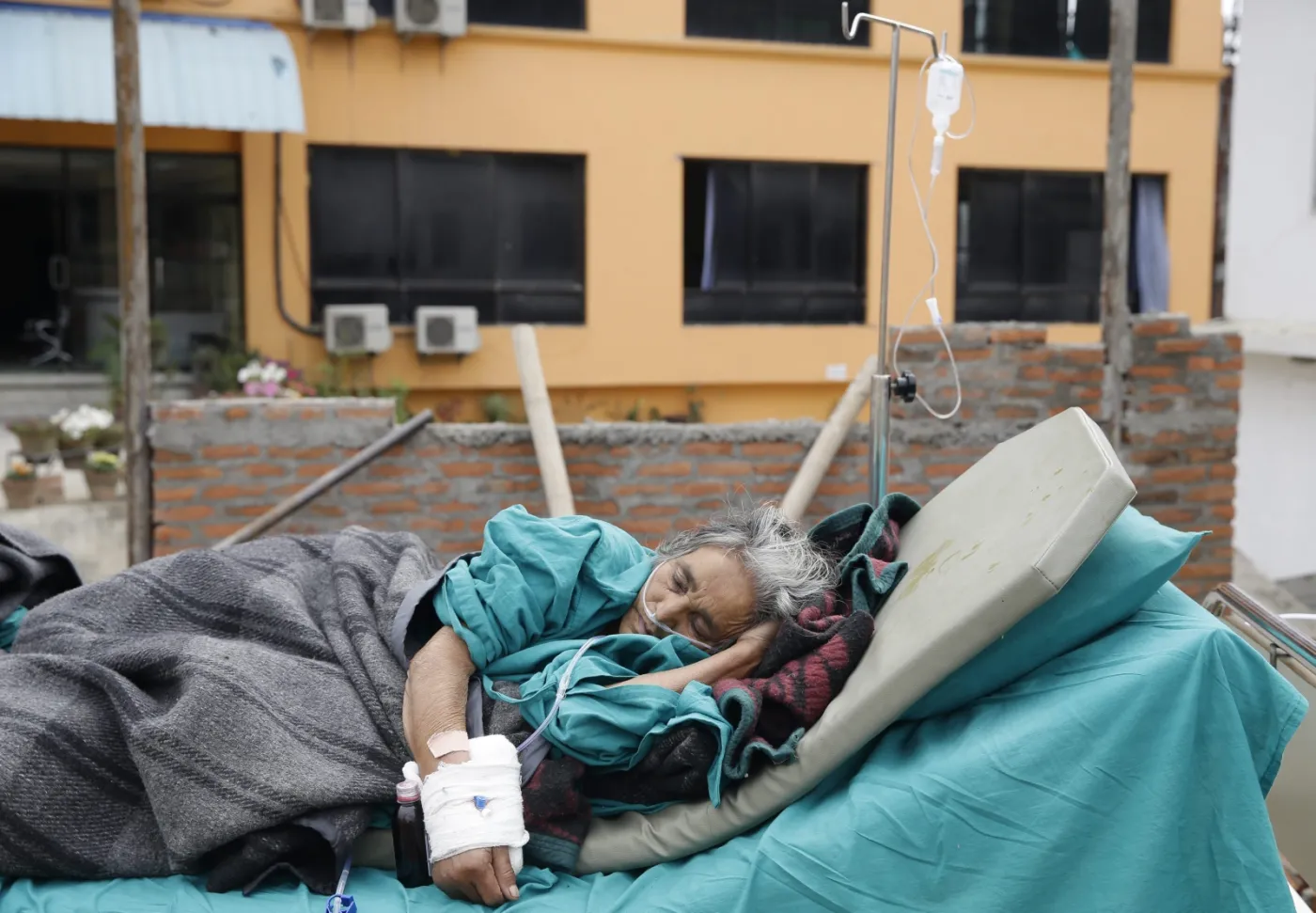 Trzęsienie ziemi w Nepalu: Ludzie uciekają z Katmandu, boją się epidemii