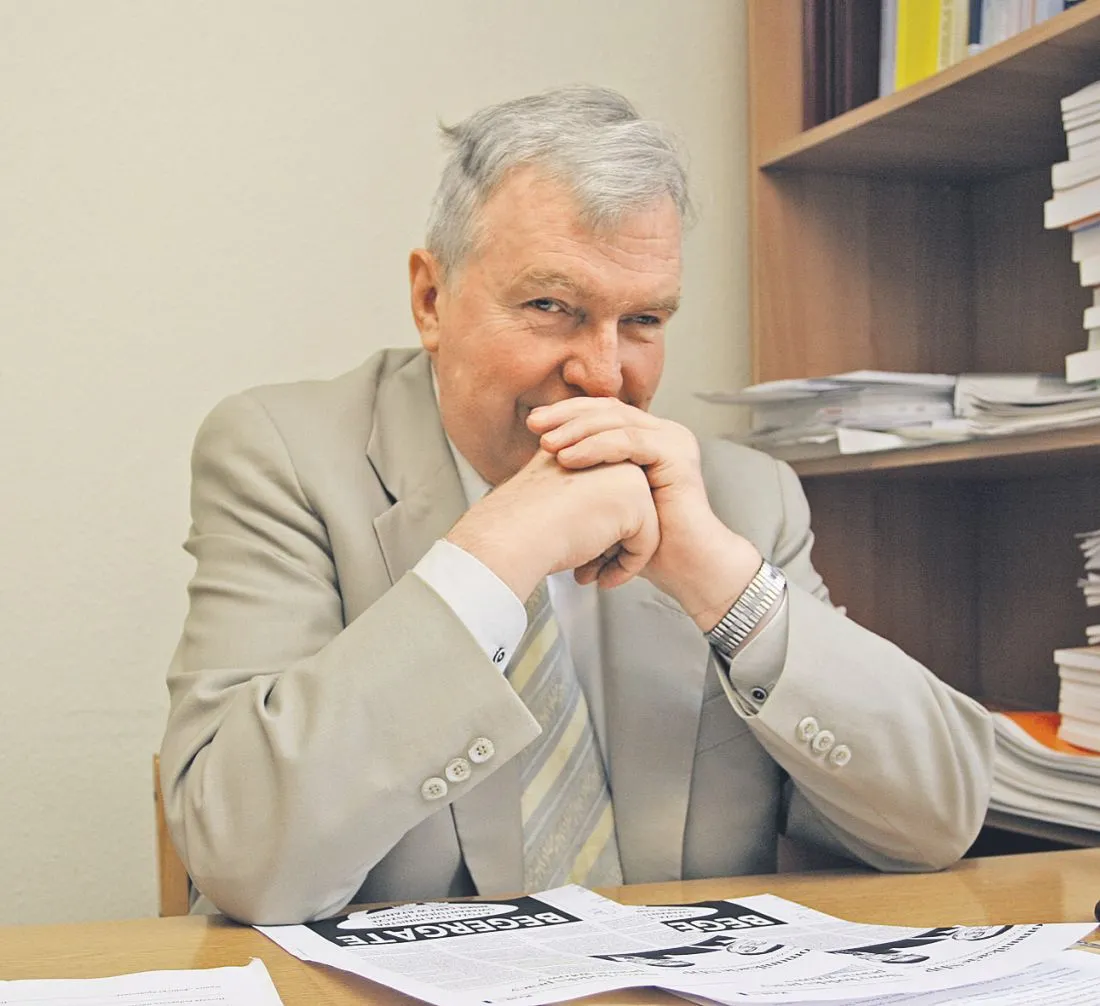 1833868-prof.jpg