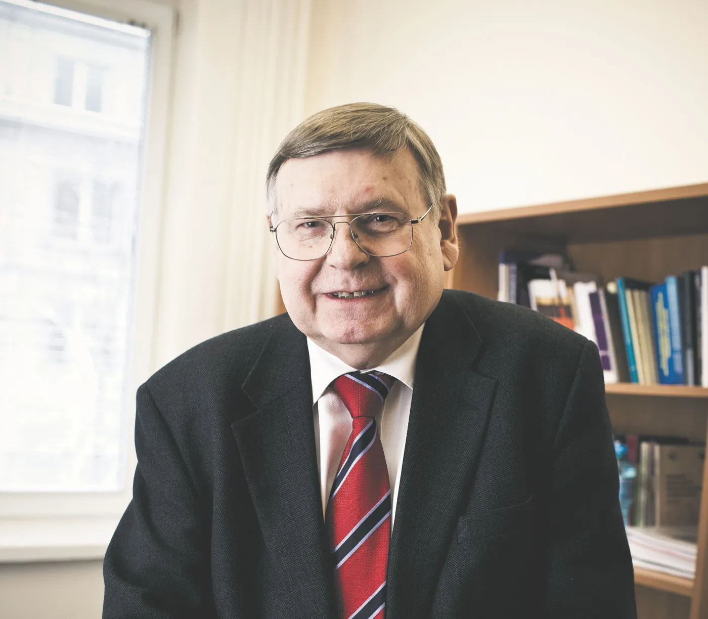 1952096-prof.jpg