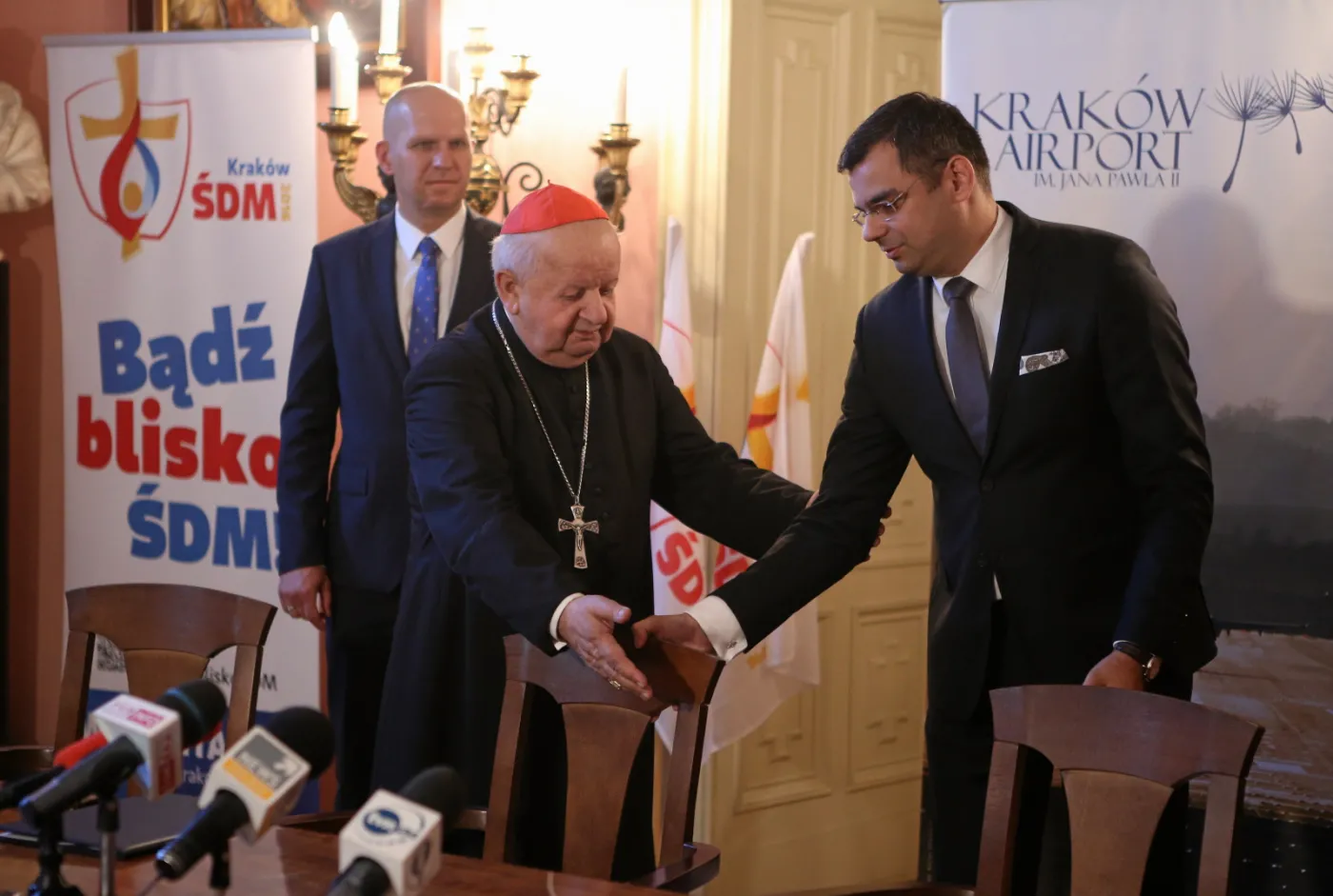  Kard. Stanisław Dziwisz i prezes krakowiskiego lotniska Radosław Włoszek