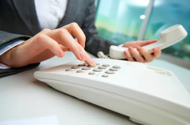 Pracodawca kontroluje telefon pracownika: Czy może dzwonić po godzinach i na urlopie