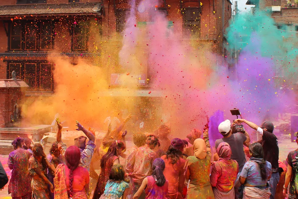 3321075-holi.jpg