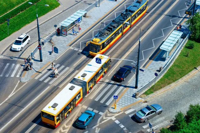 Warszawa bez prywatnego ruchu samochodowego? W Polsce trwa wojna o drogi
