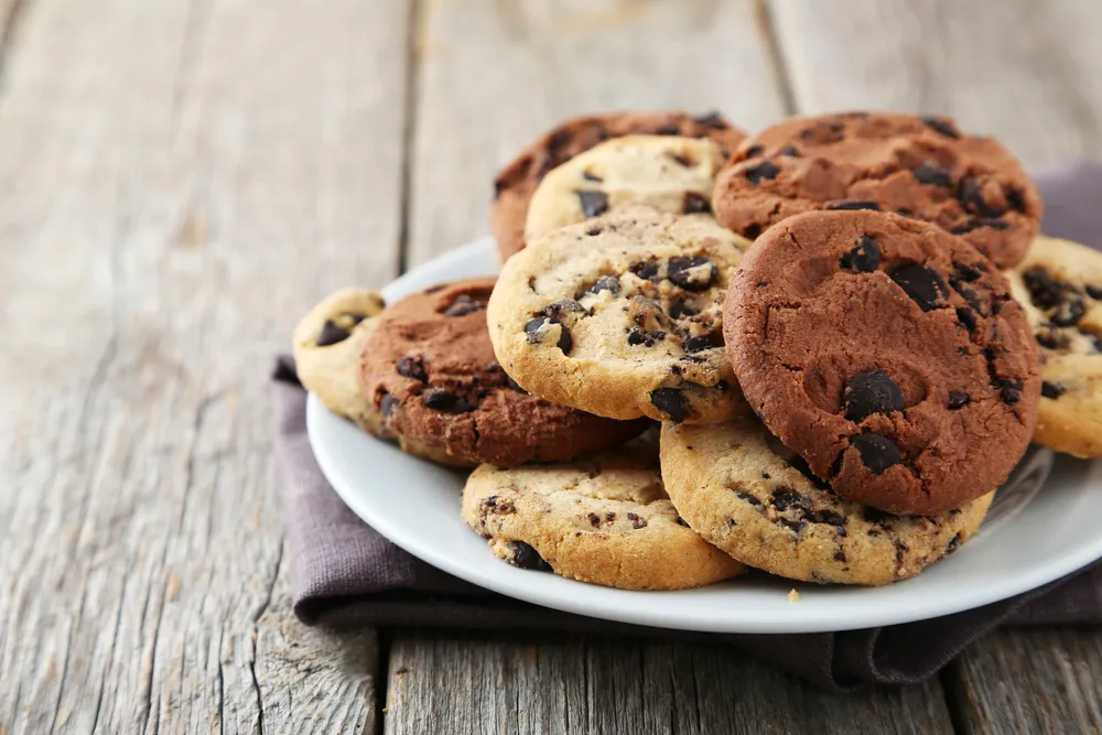 Czarne okrągłe ciasteczka kojarzą się z Oreo