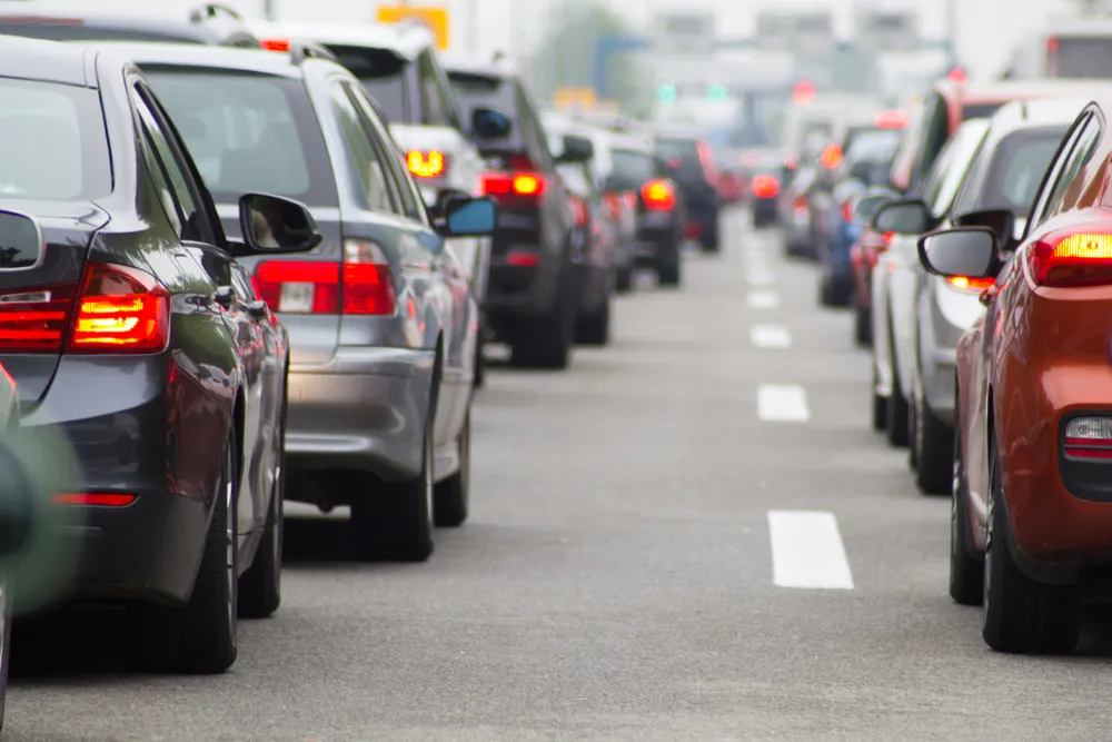 Choroba samochodowa wciąż jest problemem w wielu miastach. Co blokuje transportową rewolucję na ulicach? [DEBATA]