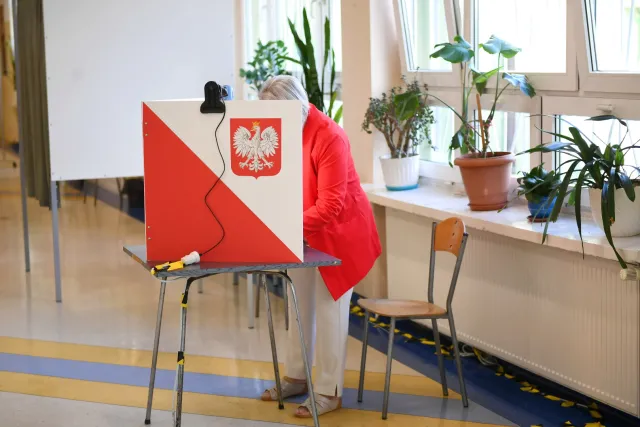 Polacy ruszyli do urn. Od rana kolejki w lokalach wyborczych