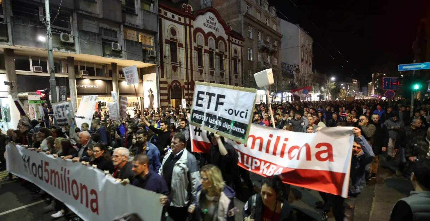 Serbowie wyszli na ulice w obronie wolnych mediów. Protesty trwają już czwarty miesiąc