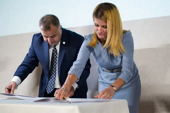 prof. Monika Stanny, Dyrektor Instytutu Rozwoju Wsi i Rolnictwa PAN i Tomasz Zdziebkowski, Prezes Grupy Top Farms 