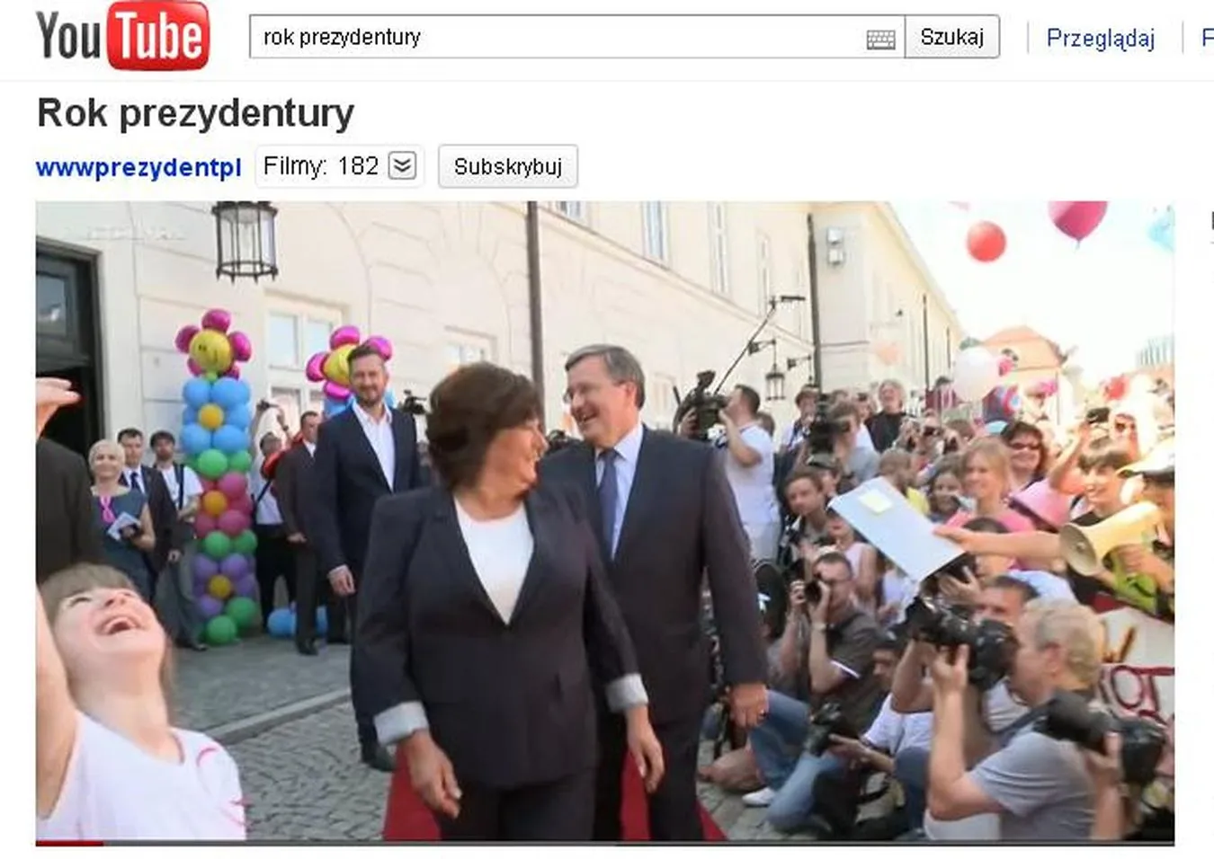 Ostra muzyka, uściski i powitania. Rok Komorowskiego na filmie