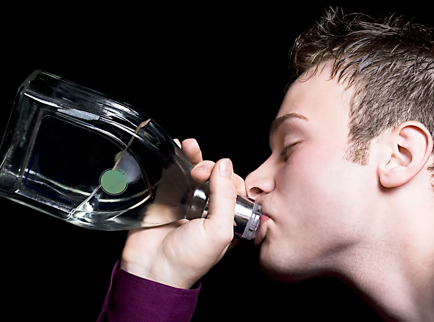 Pijany mężczyzna pije alkohol