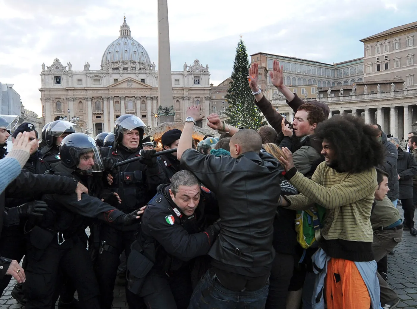 watykan oburzeni bójka demonstracja