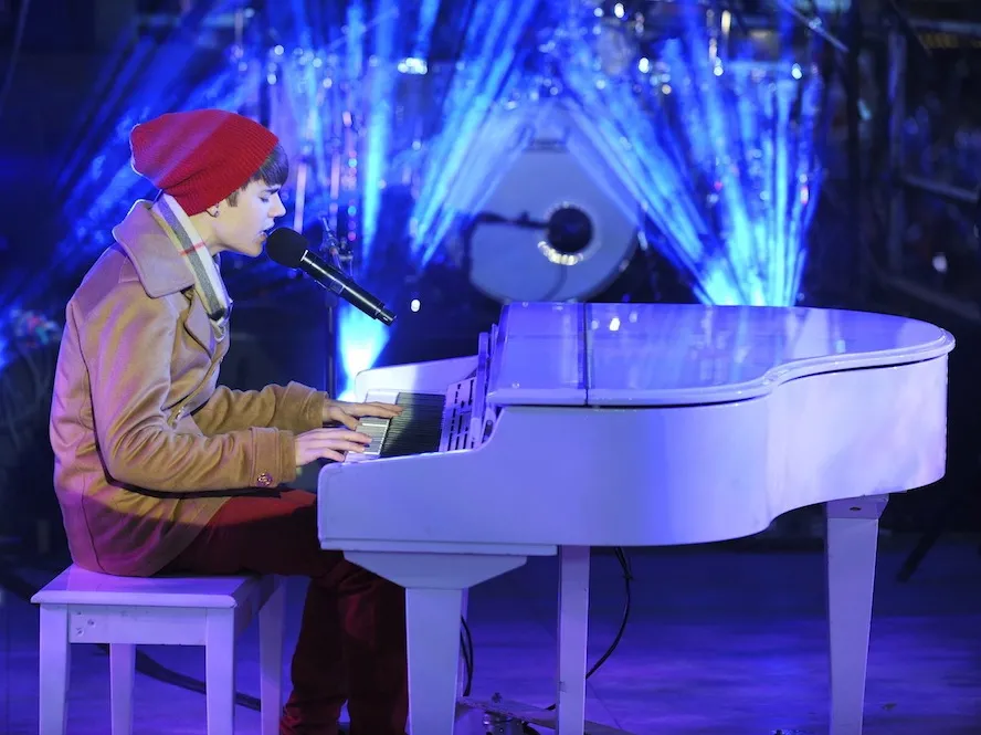 Zobacz, jak Justin Bieber śpiewa The Beatles, a Santana mu przygrywa