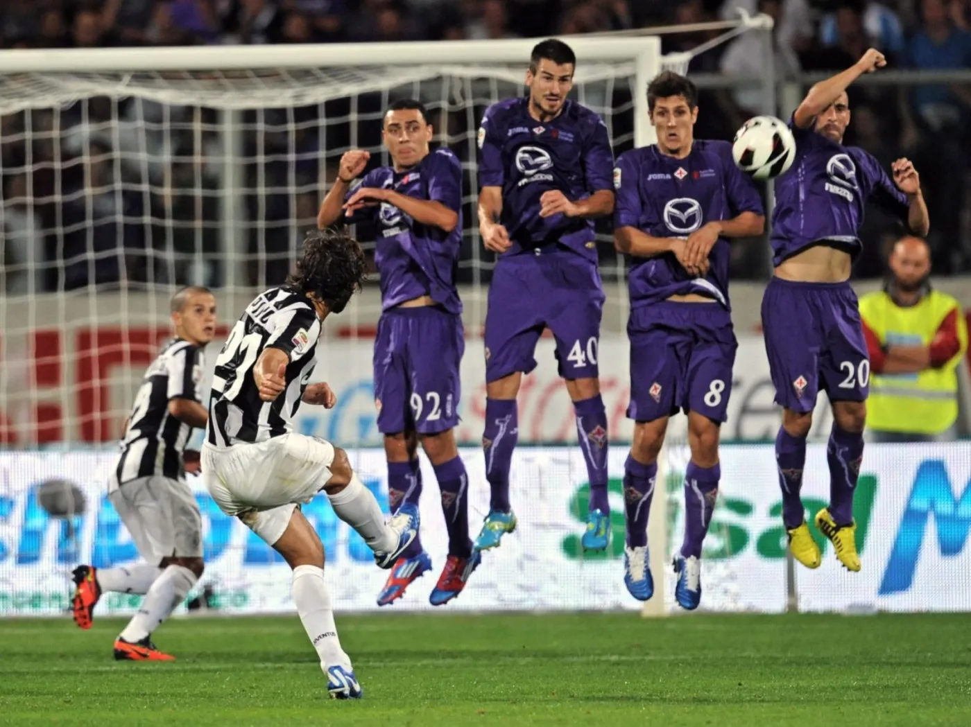 Andrea Pirlo strzela z rzutu wolnego