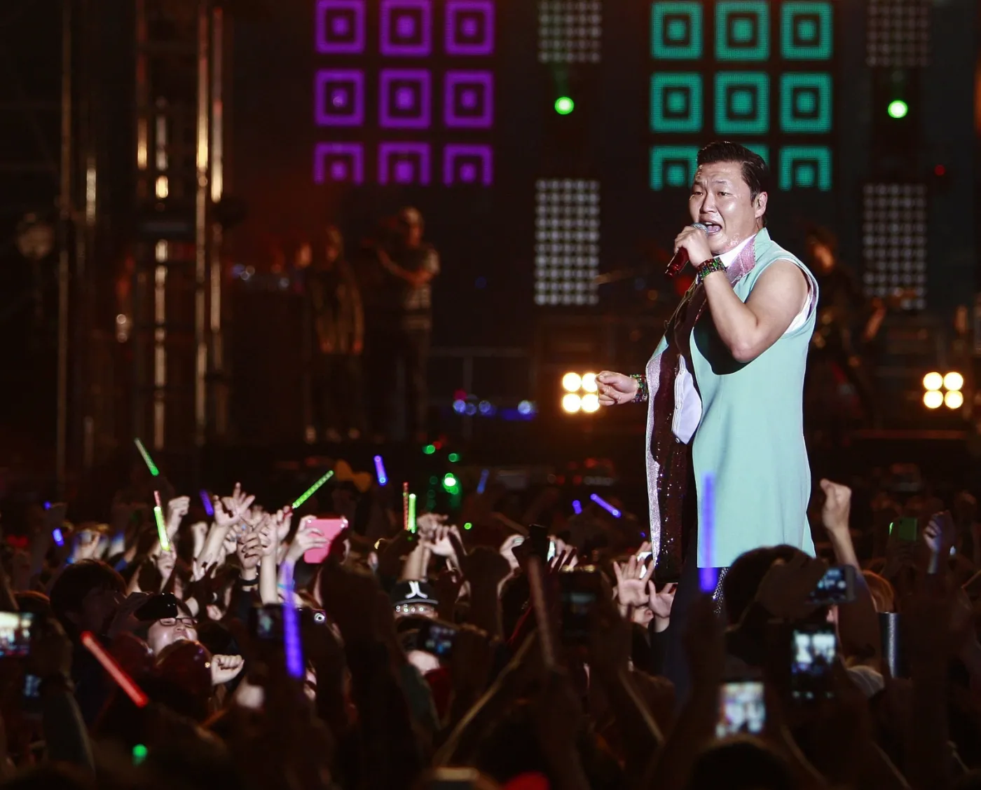 4133100-psy.jpg