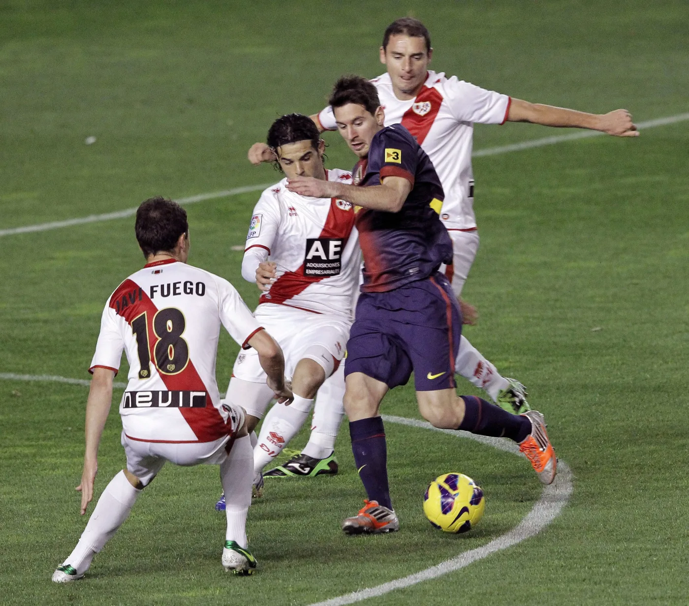 Lionel Messi (w ciemnym stroju)