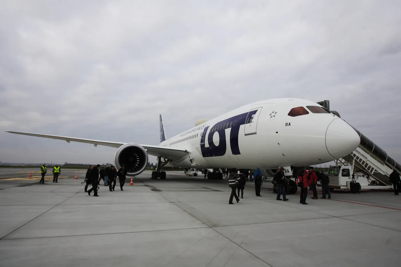 Do Polski przylatuje drugi dreamliner. A pierwszy wciąż uziemiony...