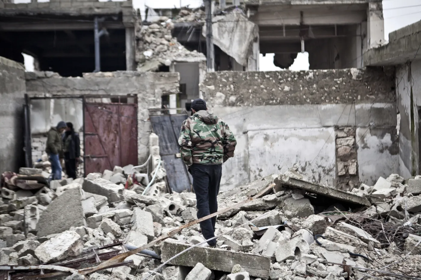 Mężczyzna w ruinach domu w Syrii